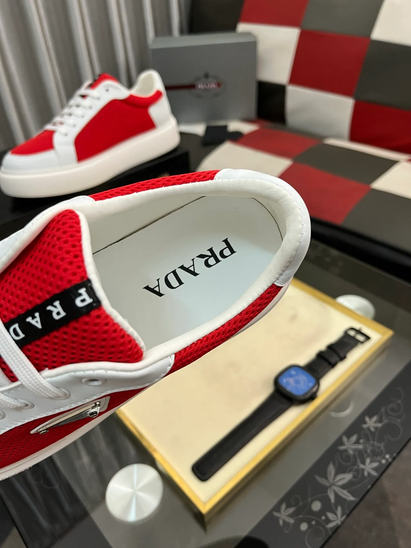 Men's men's shoes💰580⌚️⌚️Prada Prada early spring new model, top original quality, Prada casual sports shoes, made of imported solid color patent leather, spliced mesh cowhide upper, three-dimensional geometric segmentation, multi-color splicing, fashionable and generous, soft, comfortable and breathable. The tongue is decorated with classic letter logo, with fabric lining, cowhide foot pads, matched with P family's exclusive rubber outsole, upper material, breathable knitted fabric imported from Italy The delicate texture is super high-end! Fetal cowhide lining, super soft and comfortable, original molded outsole Size: 38-446️⃣ colors available